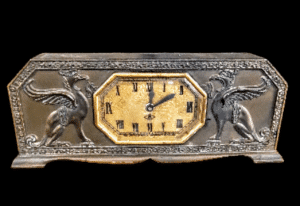 Zegar kominkowy z gryfami